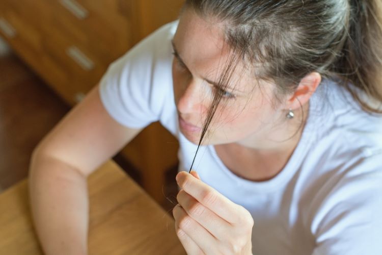 Woman with trichotillomania