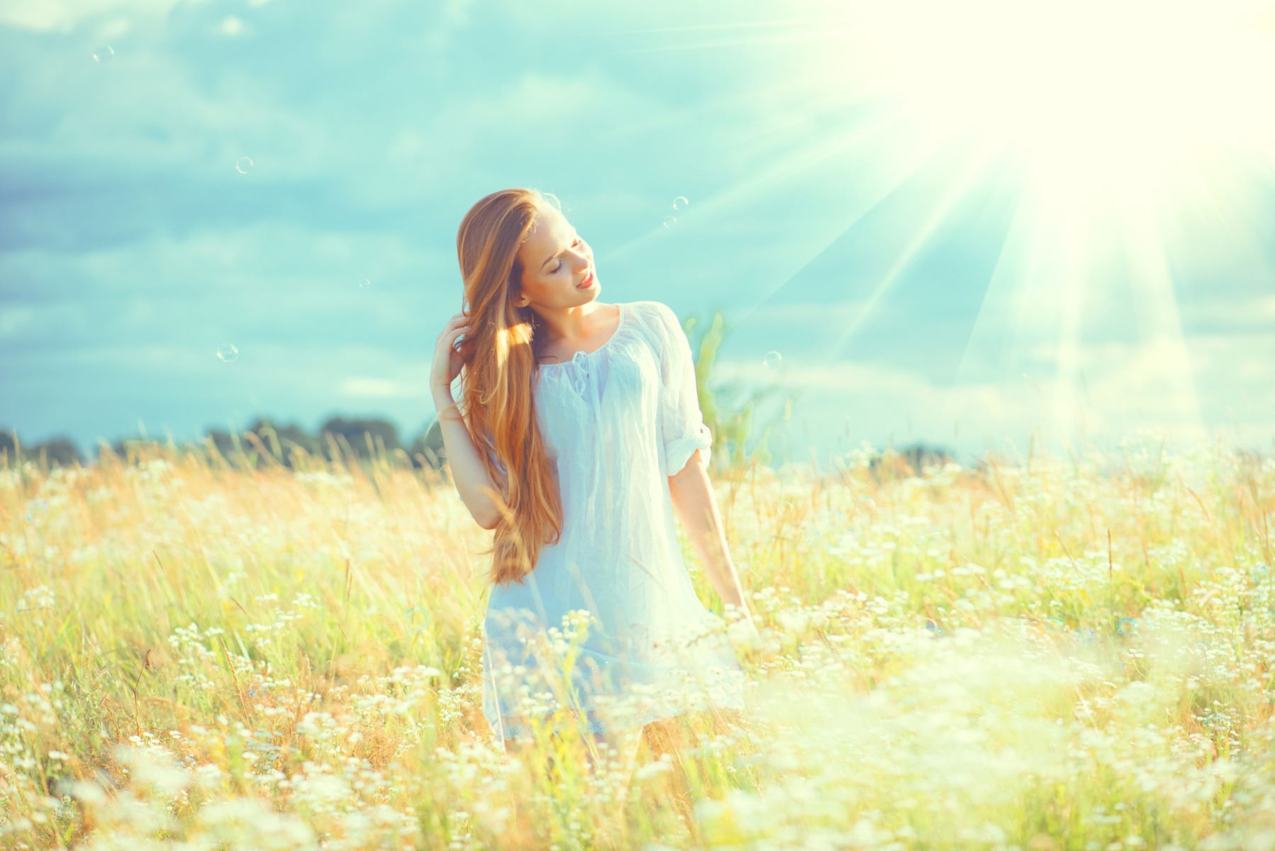 woman with healthy straight hair out in the sunshine