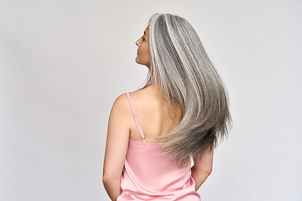 10 Expert Tips for Transitioning to Grey Hair With Highlights