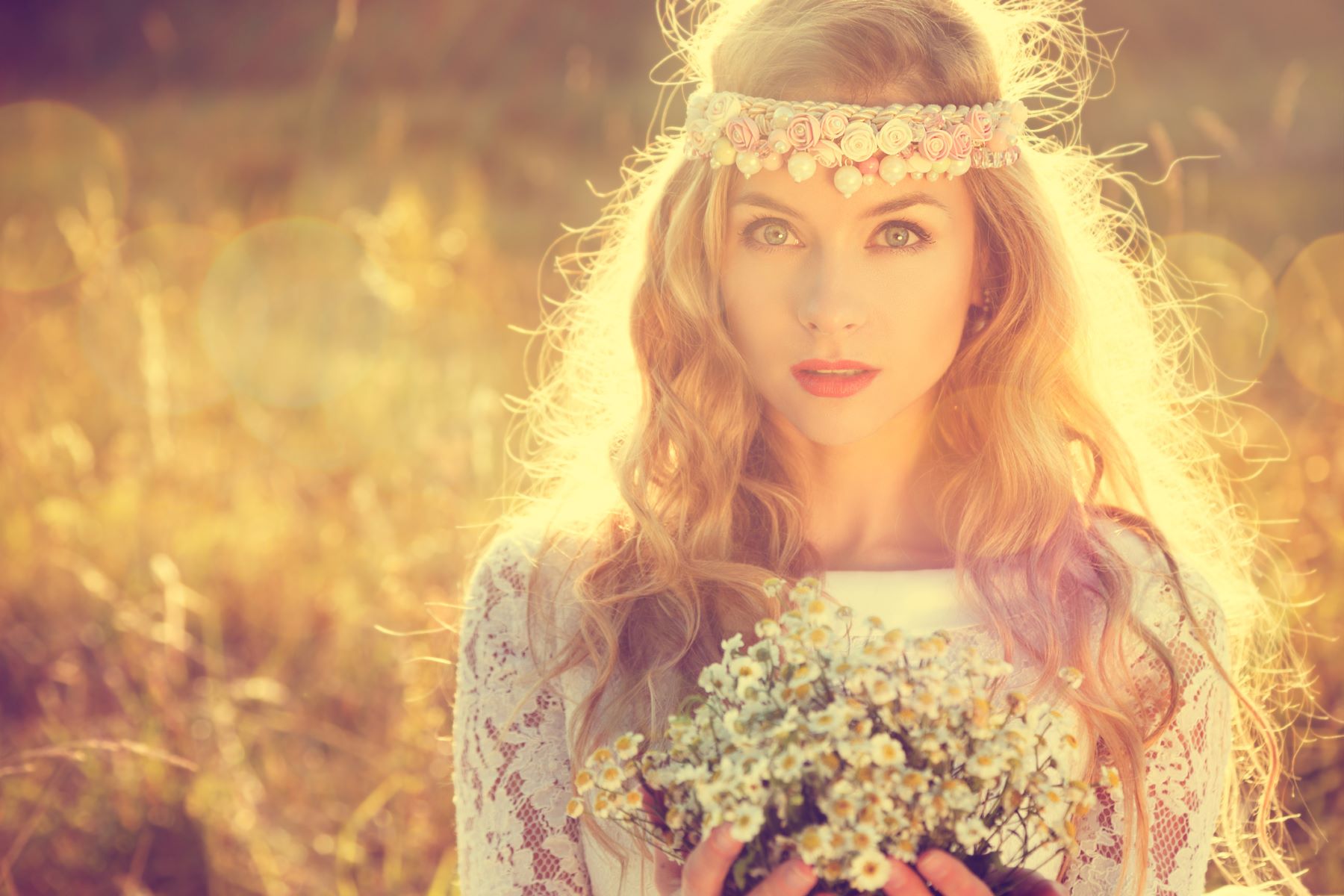 Bride sporting retro-chic waves with a headband