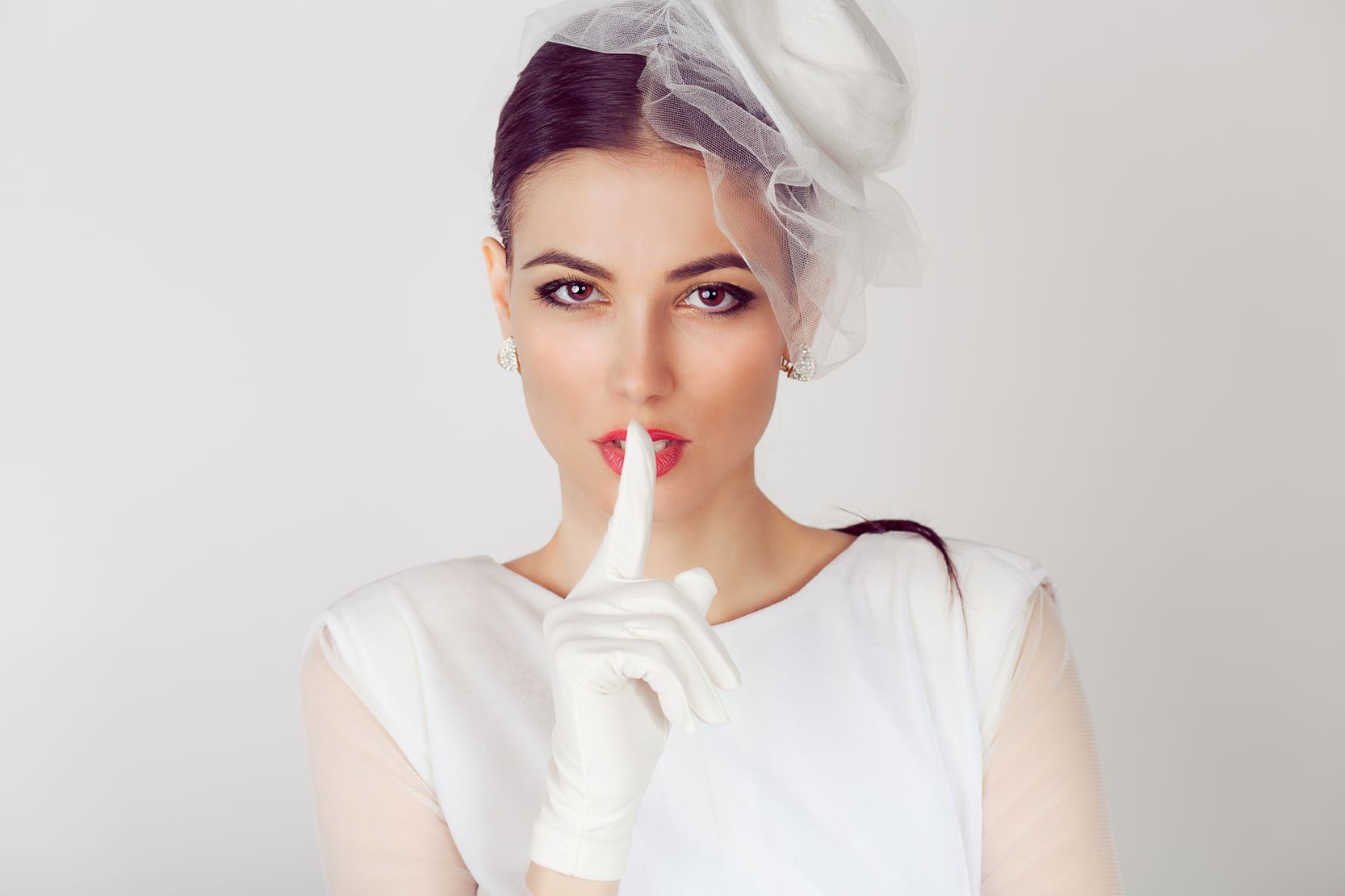 Bride wearing a classy fascinator