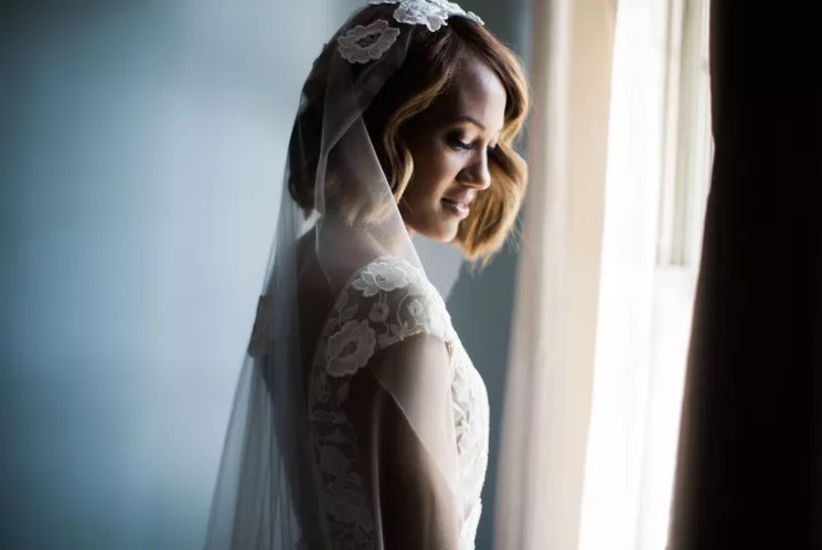 Bride with a vintage wavy bob