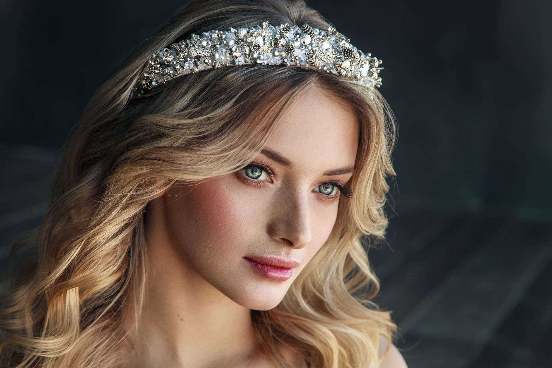 Bride with wavy, loose locks and a tiara