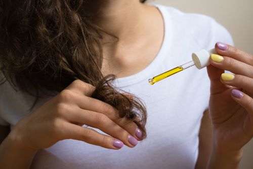 Applying pumpkin seed oil to the ends of the hair