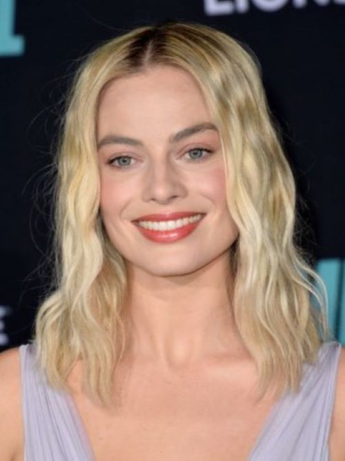 Margot Robbie illustrating type 1C hair