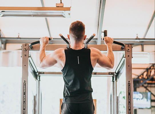 man doing pull-ups